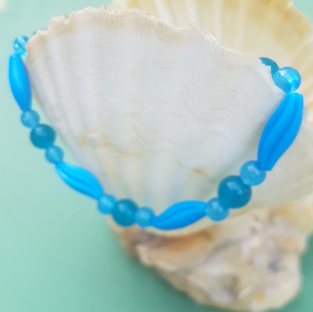🌊 Glowing Waves Bracelet